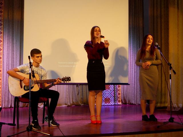 Пісню «Небо» виконують Олег Сивак, Кікцьо Мар’яна та Мелінишин Юлія